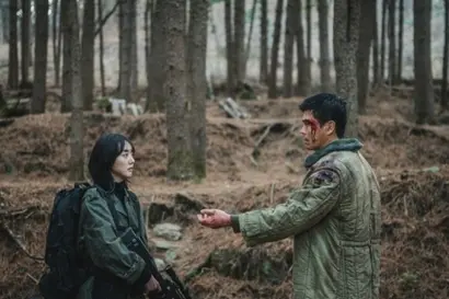 전 세계적으로 활약하는 킬러들을 길러내는 ‘컴퍼니’에서 최고의 성적을 자랑하지만 누군가를 죽이지 못하는 겨울. 그에게 도망가자고 제안하고 조력자가 되어주는 건 ‘컴퍼니’에서 딸을 잃은 ‘미스터 반’이다. 사진=왓챠 제공