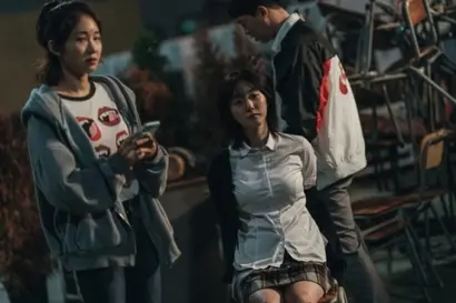 정체를 숨긴 채 평범한 대한민국 고3으로 지내고자 하지만 상황은 도무지 겨울을 그냥 놔두지 않는다. 겨울의 대사처럼, 참 대한민국 고딩들 힘들다. 사진=왓챠 제공