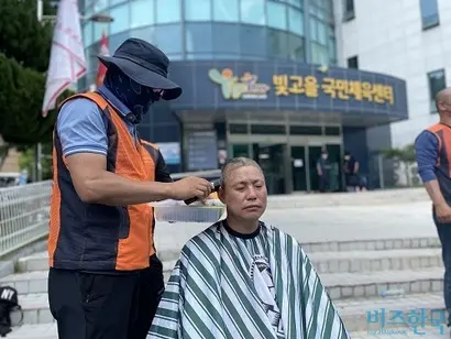 광주광역시 광산구 환경미화원들은 삭발식을 하고 폐기물 수거 업무 후 집회에 참여했다. 사진=전다현 기자