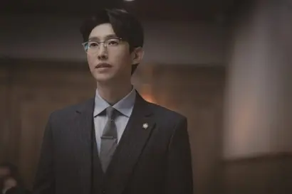 한바다 로펌 시니어 변호사 정명석은 장애를 대하는 일반적인 사람의 모습으로 출발하지만 무지와 편견을 걷어내며 알아가면 된다는 자세를 잘 보여주는 캐릭터다. 정명석을 연기한 배우 강기영에게 ‘인생작’이 될 것으로 보인다. 사진=ENA 제공