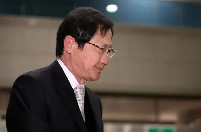 박찬구 금호석유화학 회장이 미공개 정보를 이용해 주식을 매각하고 회사자금을 배임한 혐의로 불구속 기소된 뒤 2014년 1월 16일 서울남부지법에서 열린 선고공판에 출석하기 위해 법정으로 향하고 있다. 사진=연합뉴스