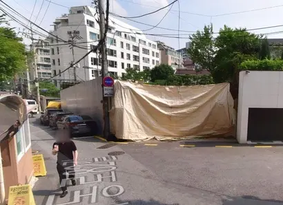 송혜교 씨가 약 3년 전 82억 원에 부동산 매물로 내놨다가 최근 79억 원에 매각한 삼성동 단독주택 부지. 사진=네이버지도 거리뷰
