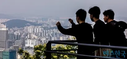 국민주택 개념과 함께 도입된 85㎡ 이하 국민주택규모는 내년이면 탄생 50년을 맞는다. 사진은 서울 용산구 남산공원에서 바라본 서울 시내 아파트 전경. 사진=최준필 기자