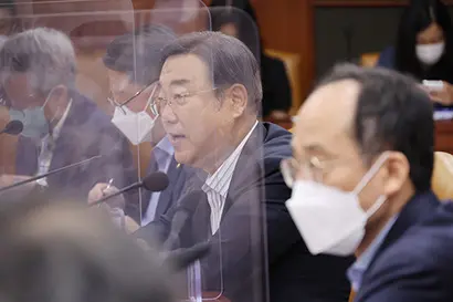 7월 28일 정부서울청사에서 열린 ‘제1차 경제 규제혁신 TF회의’에서 TF 공동팀장인 김종석 교수(가운데)가 발언하고 있다. 사진=연합뉴스