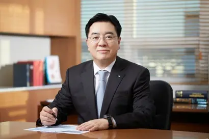 효성빌라청담101 2차 1층 세대를 분양받은 최창걸 회장·유중근 전 대한적십자사 총재 부부(위), 2층 세대를 분양받은 조용준 동구바이오제약 대표. 사진=연합뉴스, 동구바이오제약