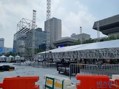 1년 9개월간의 공사 끝에 광화문광장이 재개장한다. 현장은 6일 개장 기념행사를 앞두고 마무리 작업으로 분주하다. 사진=강은경 기자