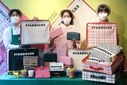 발암물질로 알려진 폼알데하이드가 검출된 2022년 여름 시즌 프리퀀시 MD ‘서머 캐리백’. 사진=스타벅스코리아 제공