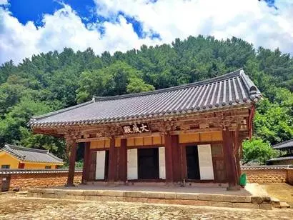 장수향교 대성전은 보물 제272호로 조선시대 향교 건축물 중 가장 오래되었다. 사진=구완회 제공