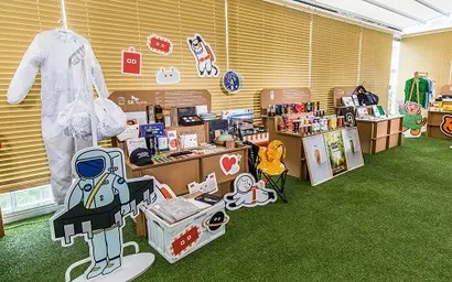 SK하이닉스와 옥스퍼드의 컬래버레이션 등 대기업과 중소기업 간의 협업을 통해 제작된 굿즈도 눈에 띈다. 사진=최준필 기자