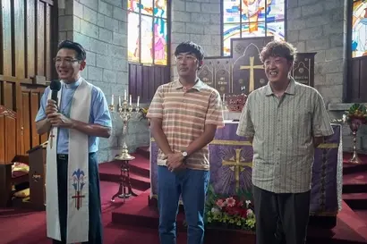 돈 벌러 수리남에 왔다가 아내의 부탁으로 한인교회에 온 강인구(하정우)와 그의 친구 응수(현봉식)는 교회 목사 전요환(황정민)을 만나며 인생이 뒤바뀌게 된다. 사진=넷플릭스 제공