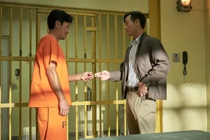 타국에서 감옥에 갇힌 강인구 앞에 나타난 최창호(박해수)는 다짜고짜 그의 도움을 요청하지만, 그는 국익이라는 자신의 목표가 확실한 인물이다. 사진=넷플릭스 제공