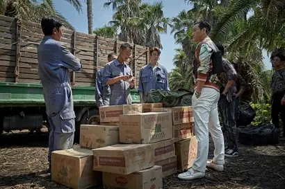 브라질 국경지역에서 마약 거래를 시도하는 일당들. 전요환에게 접근한 강인구, 전요환의 수하들, 그리고 마약 운반책 국제 무역상으로 위장한 국정원 요원 최창호까지 모두 각자의 상황과 비밀이 있다. 사진=넷플릭스 제공