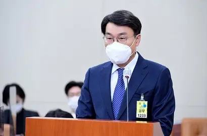 정부가 포스코의 수해 대비가 적절했는지를 살피겠다고 밝혔다. 일각에서는 이것이 경영진 리더십 문제를 겨냥한 포석이라는 관측도 나온다. 사진은 지난해 2월 22일 국회 환경노동위원회 산업재해 관련 청문회에서 최정우 포스코 회장이 의원의 질의에 답하는 모습. 사진=박은숙 기자