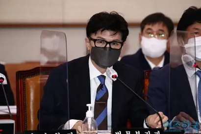 한동훈 법무부 장관이 8월 29일 국회에서 열린 법제사법위원회 전체회의에서 의원 질의에 답변하고 있다. 사진=비즈한국DB