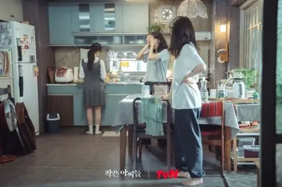 동생의 생일 선물로 해외 수학여행비 250만 원을 준비했던 첫째 오인주(김고은)와 둘째 오인경(남지현). 그러나 다음날, 엄마(박지영)가 돈을 들고 튀었다. 동명의 명작 소설 ‘작은 아씨들’도 가난으로 인해 고생하는 자매들을 그렸으나 가족애만큼은 부모를 포함해 돈독했던 것과 대비된다. 사진=tvN 제공