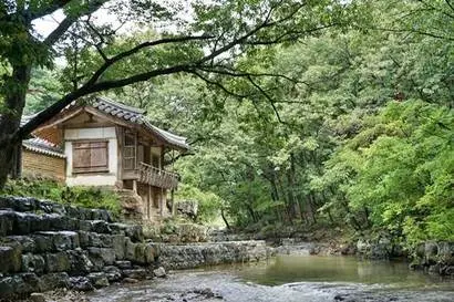 옥산서원 뒤편 사랑채인 독락당은 이언적이 벼슬에서 물러나 낙향해 지은 건물이다. 독락당 옆 옥산천 쪽으로 한 발 나와 있는 계정은 주변의 계곡과 더불어 한 폭의 그림을 이룬다. 사진=구완회 제공