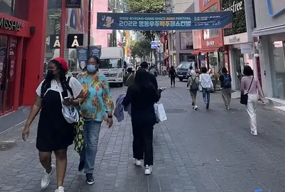명동을 찾는 외국인이 늘긴 했지만 상권의 주요 타깃이던 중국인, 일본인이 줄어든 만큼 매출 회복은 더디다. 사진=박해나 기자