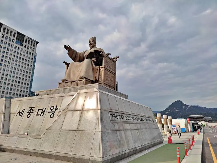 한글가온길의 출발은 광화문광장의 세종대왕 동상이다. 거대한 옥좌에 앉은 세종대왕이 왼손에 들고 있는 책이 바로 ‘훈민정음 해례본’으로 한글의 문자 체계와 구성원리를 밝혔다. 사진=구완회 제공