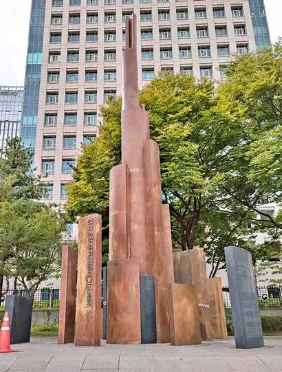 한글글자마당 뒤편에 자리한 조선어학회 한말글 수호 기념탑. 사진=구완회 제공