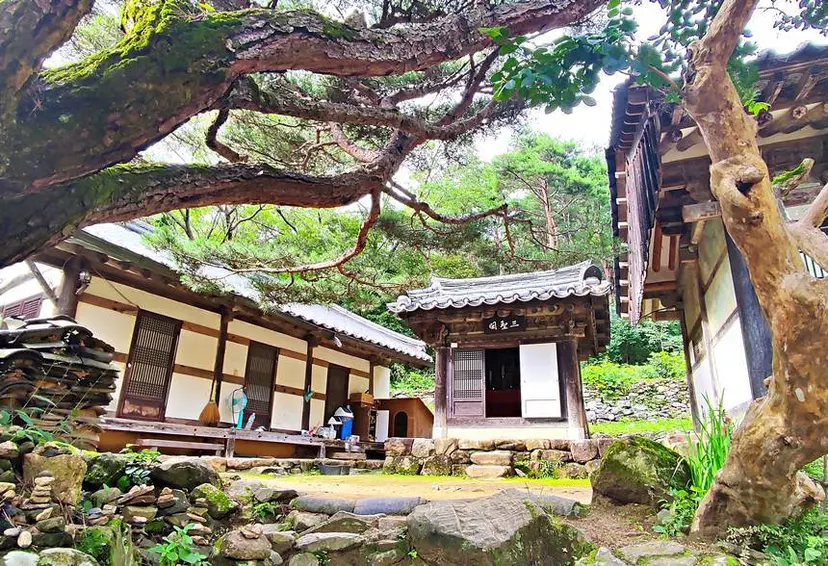 ‘한국의 10대 정원’으로 손꼽히는 봉정사 영산암 마당 중앙에서 삼성각을 본 모습. 사진=구완회 제공