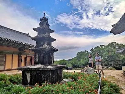 소박한 맞배지붕을 한 국보 극락전과 앞마당의 3층 석탑. 사진=구완회 제공