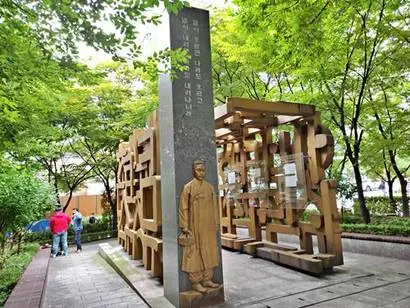 세종빌딩 공원에 있는 ‘주시경 마당’. 일제강점기에 우리말과 글을 지키는 데 앞장선 주시경 선생의 일대기를 살펴볼 수 있다. 사진=구완회 제공
