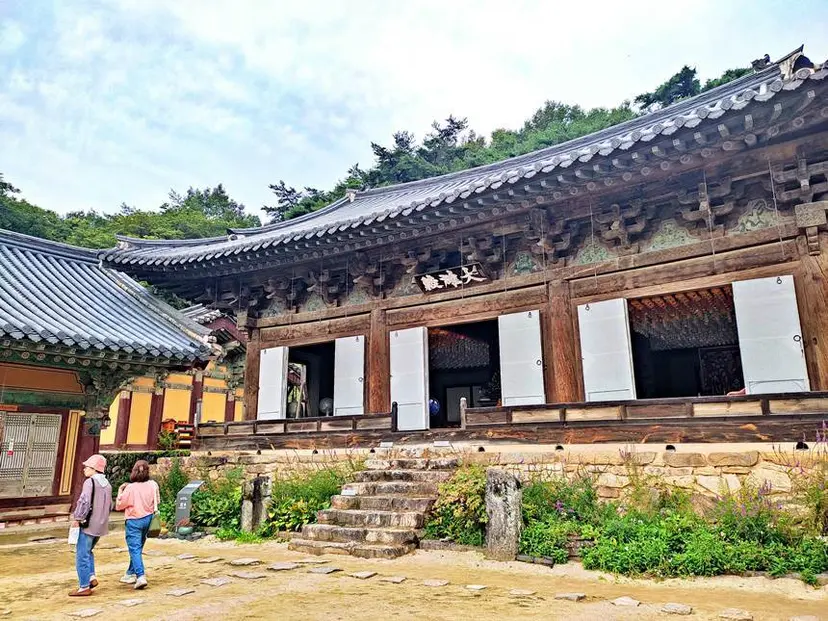 극락전과 함께 국보로 지정된 대웅전은 조선 시대에 지어진 건물이지만 내부의 단청은 고려 시대의 기법을 그대로 간직해, 건물과 함께 중요한 회화 자료로 주목받는다. 사진=구완회 제공