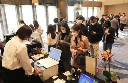 13일 오전 서울 종로구 포시즌스 호텔 서울에서 열린 브랜드비즈 컨퍼런스2022에 참석자들이 입장 등록을 하고 있다. 사진=박정훈 기자