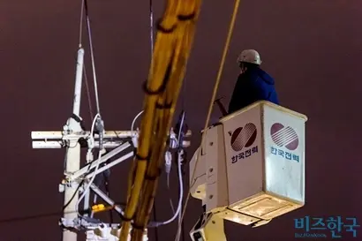 해외 기후단체들이 한국전력이 발행하는 채권을 사지 말라며 불매운동에 나섰다. 화석연료를 생산하는 기업이라는 것이 이유다. 사진은 한국전력 직원이 정전사고 현장을 수습하는 모습. 사진=최준필 기자