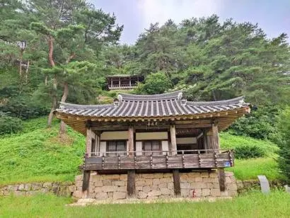 암석 위에 세운 제월대와 뒤쪽의 광풍정이 위아래로 짝을 이뤘다. 광풍과 제월은 ‘비 갠 뒤의 맑은 바람과 밝은 달’이란 뜻이다. 사진=구완회 제공