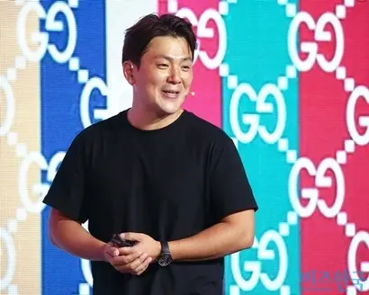 김태환 크리에이티브멋 대표​가 ‘구찌 가옥’을 통해 기존 오프라인 방식을 탈피한 ‘​탈경계’​를 설명하고 있다. 사진=임준선 기자
