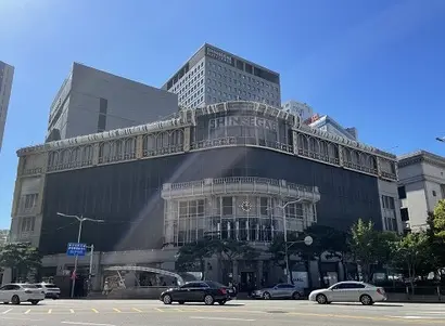 신세계백화점도 본점 외관에 미디어 파사드 상영을 위한 스크린 매핑 작업을 했다. 사진=박해나 기자