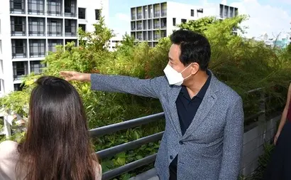 오세훈 시장은 싱가포르의 노인 특화 공공주택에서 착안해 서울혁신파크 부지에 3세대가 함께 생활하는 거주단지를 실험하겠다고 밝혔다. 싱가포르 캄풍 애드미럴티를 방문한 오세훈 서울시장. 사진=서울시 제공