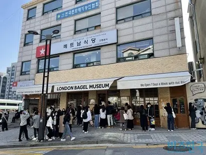안국역 인근에 위치한 ‘런던베이글뮤지엄’은 오픈한 지 1년이 넘었지만, 줄 서기는 여전했다. 사진=전다현 기자