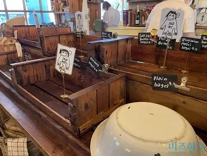 5시간 30분이 넘는 시간을 기다려 가게를 찾았지만, 대부분 소진돼 구매할 수 있는 베이글은 세 종류뿐이었다. 사진=전다현 기자