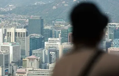 이번 조치에 대해 대규모 부동산 매각의 후폭풍을 충분하게 고려하지 않았다는 지적이 나온다. 도심의 주요 기업체 건물. 사진=연합뉴스