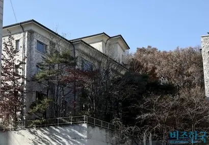 K 대표가 거주하는 서초동 트라움하우스 5단지. 최근 채무 문제로 자택이 가압류됐다가 7개월 만에 해제됐다. 사진=비즈한국DB