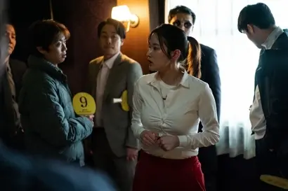 성매매에 나선 여고생인 줄 알았던 주영(전종서)은 알고 보니 장기매매단에서 보스 다음으로 오랜 시간을 함께한 ‘경매사’다. 입만 열면 거짓인 것 같은 주영의 이야기 중 무엇이 진실일까. 사진=티빙 제공