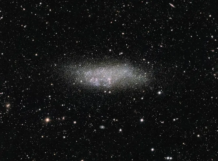 국부은하군 우주 공간을 떠도는 왜소은하 Wolf–Lundmark–Melotte. 사진=VST/Omegacam Local Group Survey