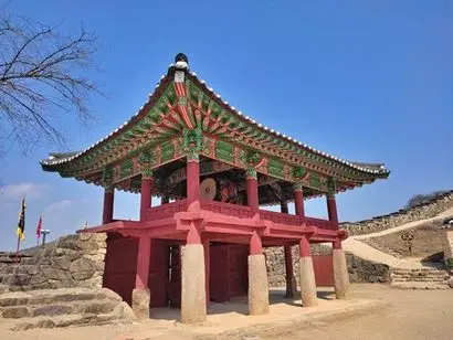 성의 정문인 공북루는 다른 읍성에선 좀처럼 보기 힘든 양식의 2층짜리 누각 건물이다. 사진=구완회 제공