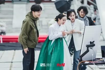 쿠엔틴 타란티노 감독의 영화에 출연을 논의하다 나이가 많다는 이유로 거절당하는 역할을 맡은 1화의 조여정. 배우가 상처 입을까 거짓으로 상황을 모면하려는 매니저의 고군분투, 그러나 그로 인해 더 큰 상처를 안는 배우의 모습을 그려냈다. 사진=tvN 제공