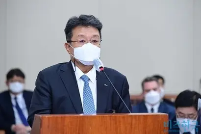 건설업계가 레고랜드발 채권시장 경색사태로 위기를 맞은 가운데, 올해 대형 건설사 전문경영인(CEO)으로는 유일하게 임기 만료를 앞둔 한성희 포스코건설 대표이사(사진)의 연임 여부에 관심이 쏠리고 있다.