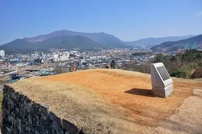 흥선대원군이 세운 척화비(위)와 3·1운동 당시 고창 청년과 학생 들이 모여서 대한독립 만세를 외친 치성. 사진=구완회 제공