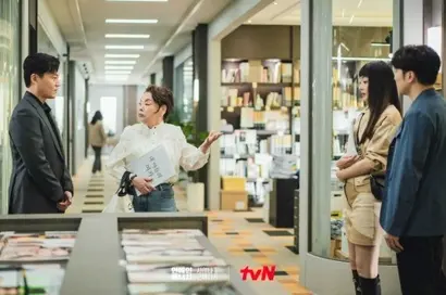 실제로 고부 관계인 김수미와 서효림이 출연해, 같은 작품에 출연하길 꺼려하는 에피소드를 찰떡같이 그려냈다. 실제로 한 작품에서 가족 관계인 배우들이 만나는 경우가 있기에 흥미로웠던 에피소드. 사진=tvN 제공