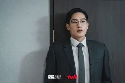 개인적으로 이 드라마를 보는 가장 큰 이유인 노상현. 애플TV+의 오리지널 드라마 ‘파친코’로 얼굴을 알린 노상현은 이 드라마에서 슈트와 안경을 착용하고 냉철한 이미지로 등장하는데, 날카로운 턱선과 그윽한 저음으로 고혹적인 섹시미를 유감없이 발산한다. 사진=tvN 제공