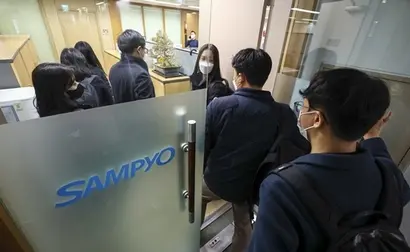 올 2월 11일 고용노동부 중부지방고용노동청 관계자들이 서울 종로구 삼표산업 본사를 압수 수색했다. 고용노동부가 이종신 삼표산업 대표까지 처벌이 필요하다고 판단한 것과 달리 검찰은 오너 정도원 삼표그룹 회장의 처벌 가능성까지 고려하고 있다. 사진=연합뉴스