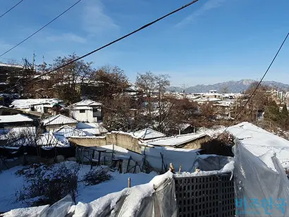 16일 오전 백사마을 주민 A 씨가 사용하는 연탄난로(위)와 백사마을의 모습(아래). 최근 한파특보가 발표될 정도로 추운 날씨에는 난로·보일러가 쉴 틈 없이 돌아가야 한다. 사진=노영현 기자