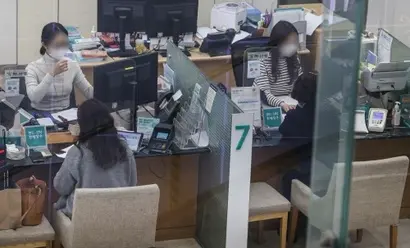 비대면 금융거래가 확산하고 은행 영업시간이 줄어들면서 불편을 겪는 소비자가 많다. 사진=연합뉴스