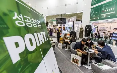 2022년 8월 서울 강남구에서 열린 ‘제66회 프랜차이즈 창업박람회 2022’를 찾은 예비 창업자들이 프랜차이즈 창업 상담을 받고 있다. 사진=최준필 기자