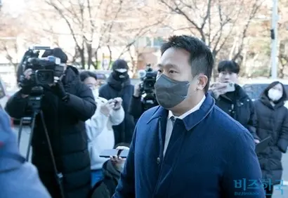 검찰이 테라폼랩스 공동창업자 신현성 전 차이코퍼레이션 총괄대표에 대한 구속영장 재청구를 검토 중이다. 사진은 지난 12월 2일 신 전 대표가 서울남부지방법원에 영장실질심사를 받기 위해 출석하는 모습으로 이날 영장 청구는 기각되었다. 사진=이종현 기자